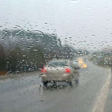 Rainy roads require drivers to be more careful not to cause a collision