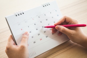 person circling deadline date on a calendar