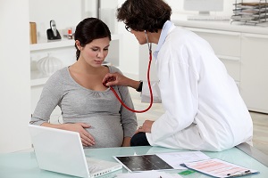 A pregnant patient receives counseling from her doctor